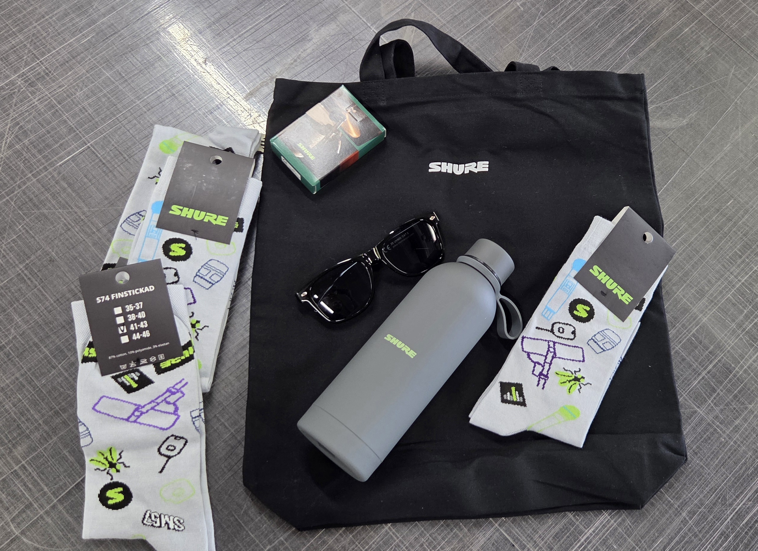 Komplett merch-kit till Shure för Way Out West med profilprodukter tryckta av JM Printsolutions i Stockholm