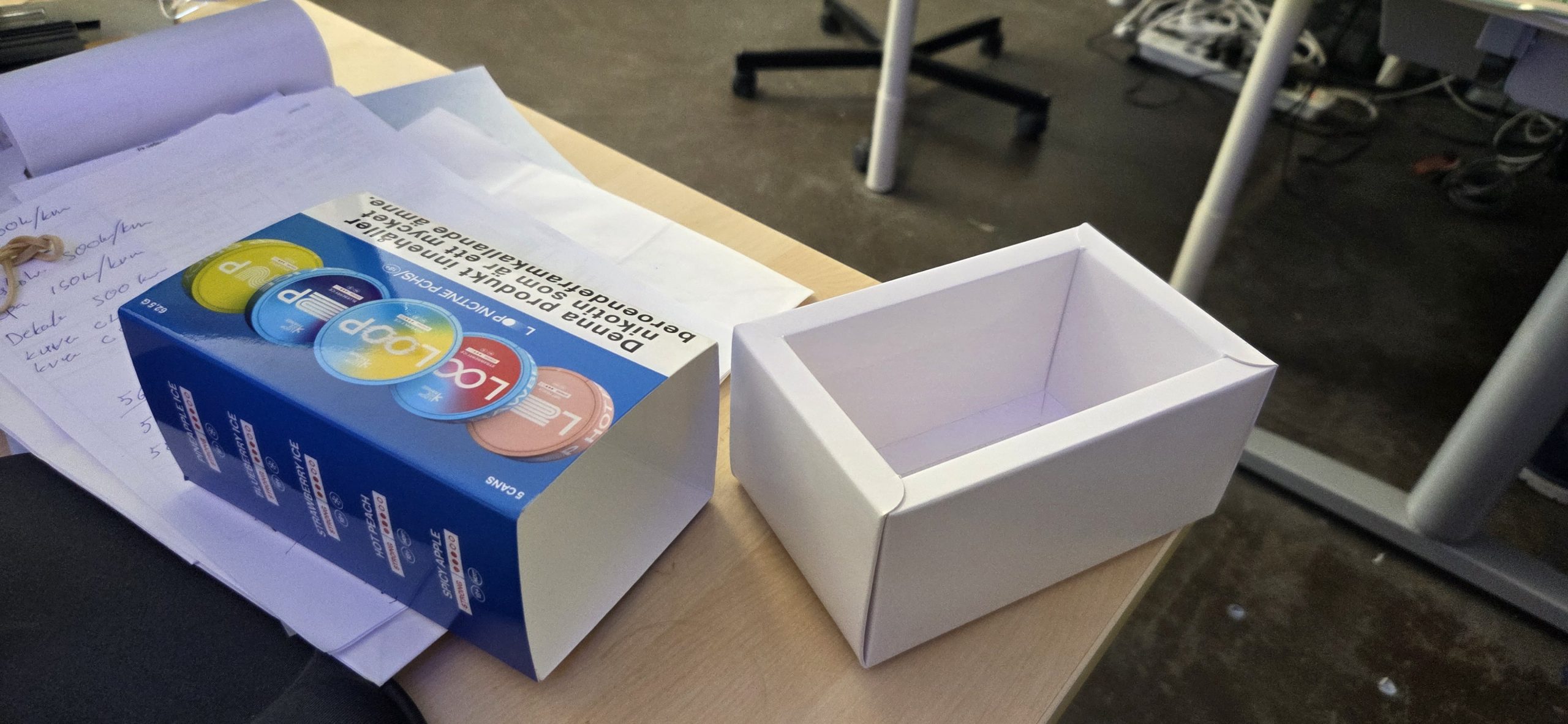 Sleeve-låda för 5 doser snus med tryckt sleeve, producerad av JM Printsolutions i Stockholm