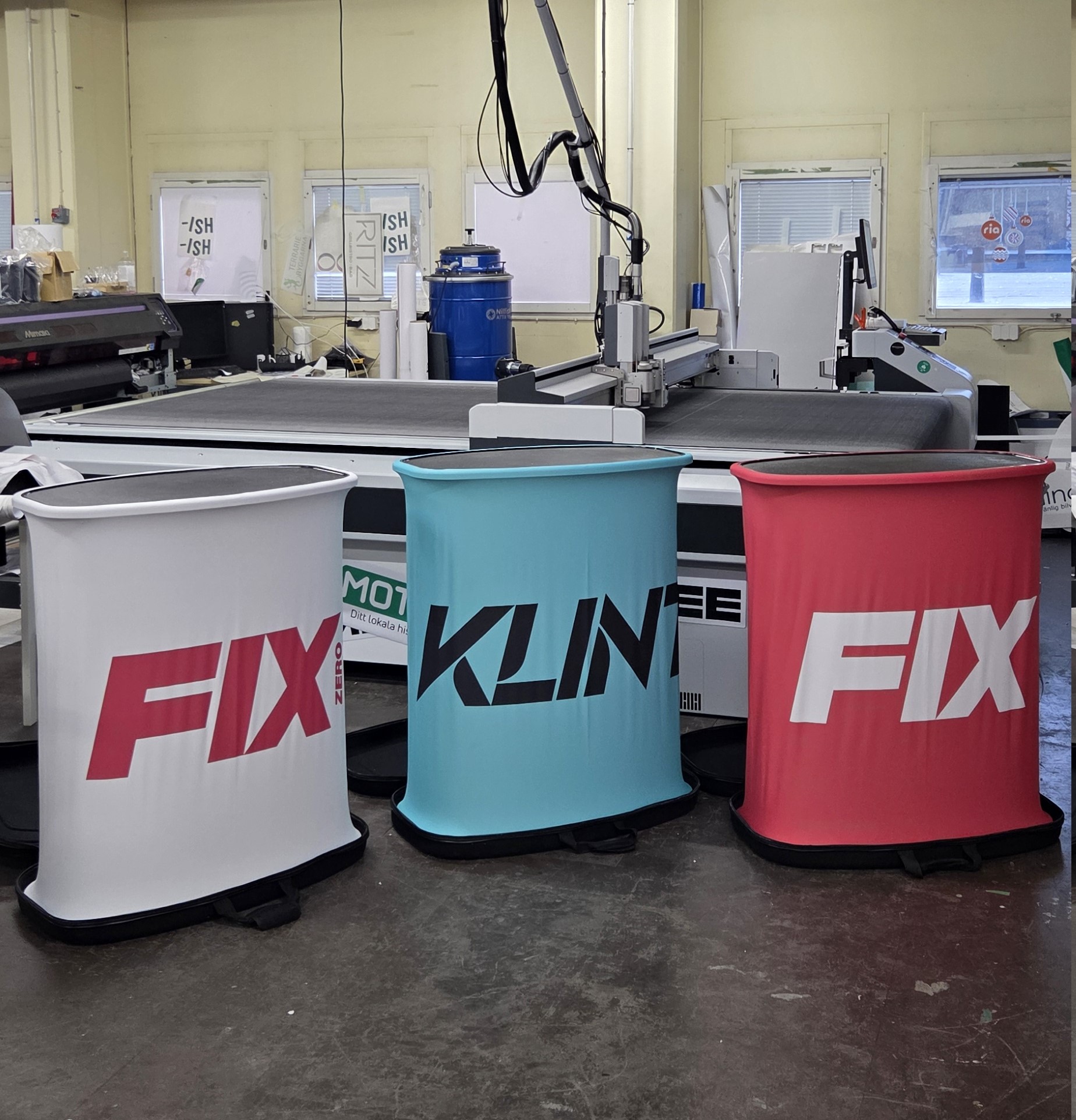 Uppfällbart mässbord med tryck som fälls upp och ner automatiskt, från JM Printsolutions i Stockholm