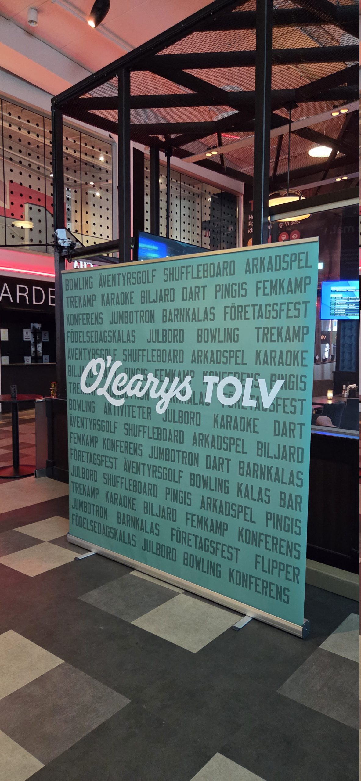 Fotovägg av rollup 200 cm bred på Tolvan, tillverkad av JM Printsolutions i Stockholm
