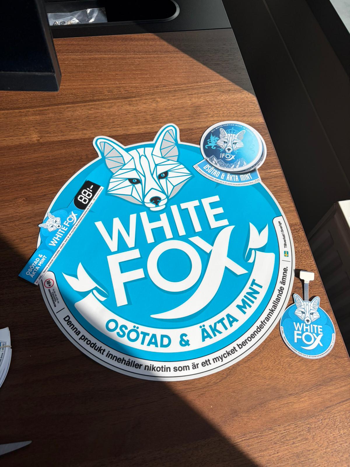 Butiksmaterial till White Fox med golvdekaler, hylletiketter, hyllvippor och prislappar, tryckt av JM Printsolutions i Stockholm