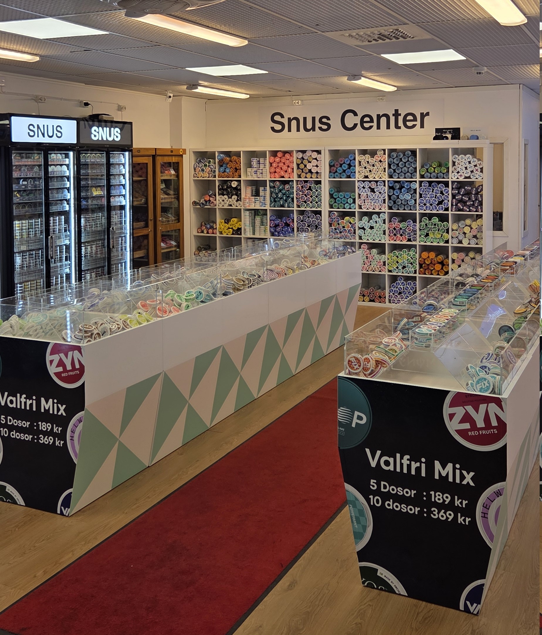 Plexidisplay för lösa snusdosor i butikshylla, tillverkad av JM Printsolutions i Stockholm