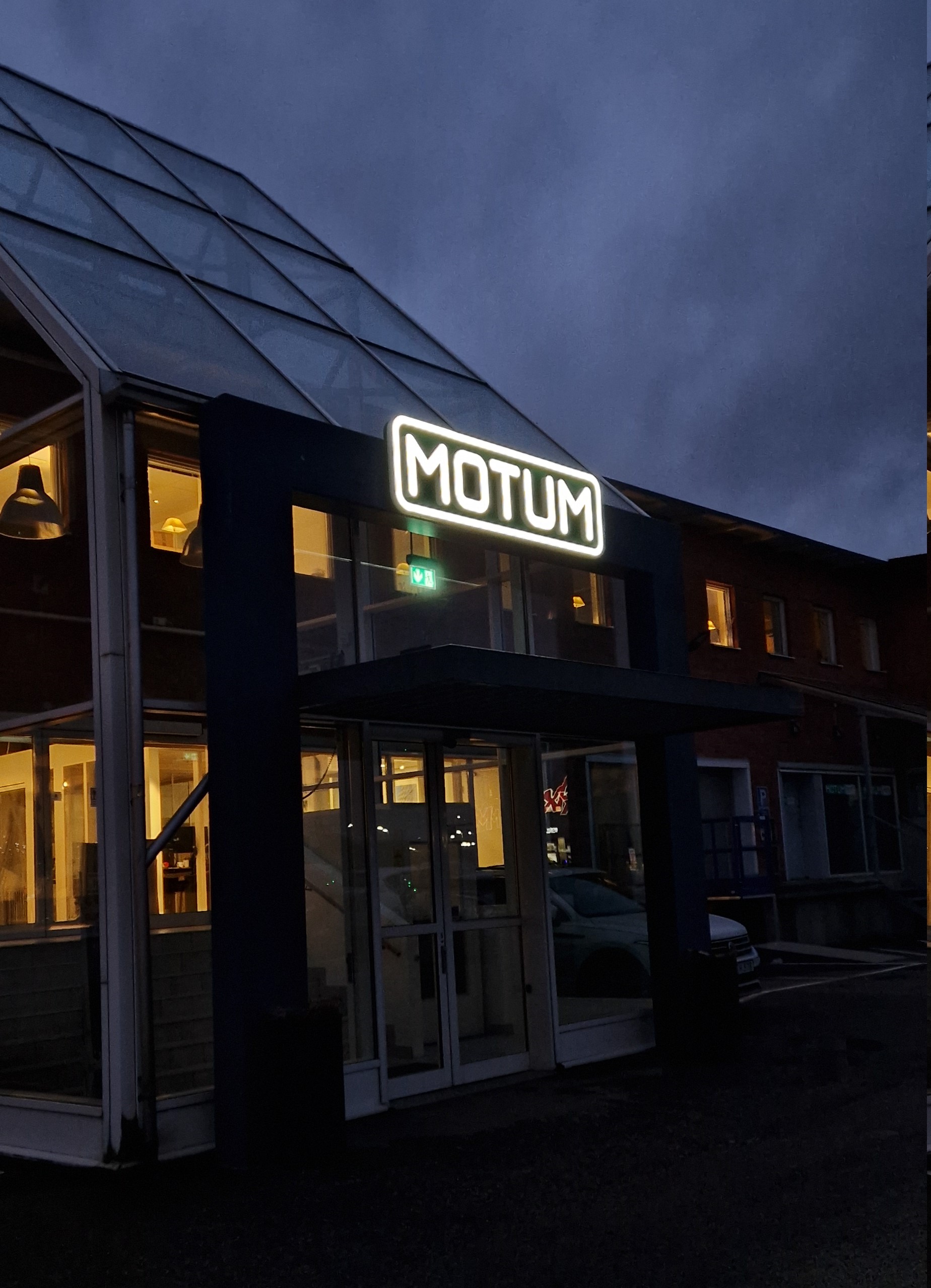 3D-skylt med LED-belysning i Motums profil, tillverkad av JM Printsolutions i Stockholm