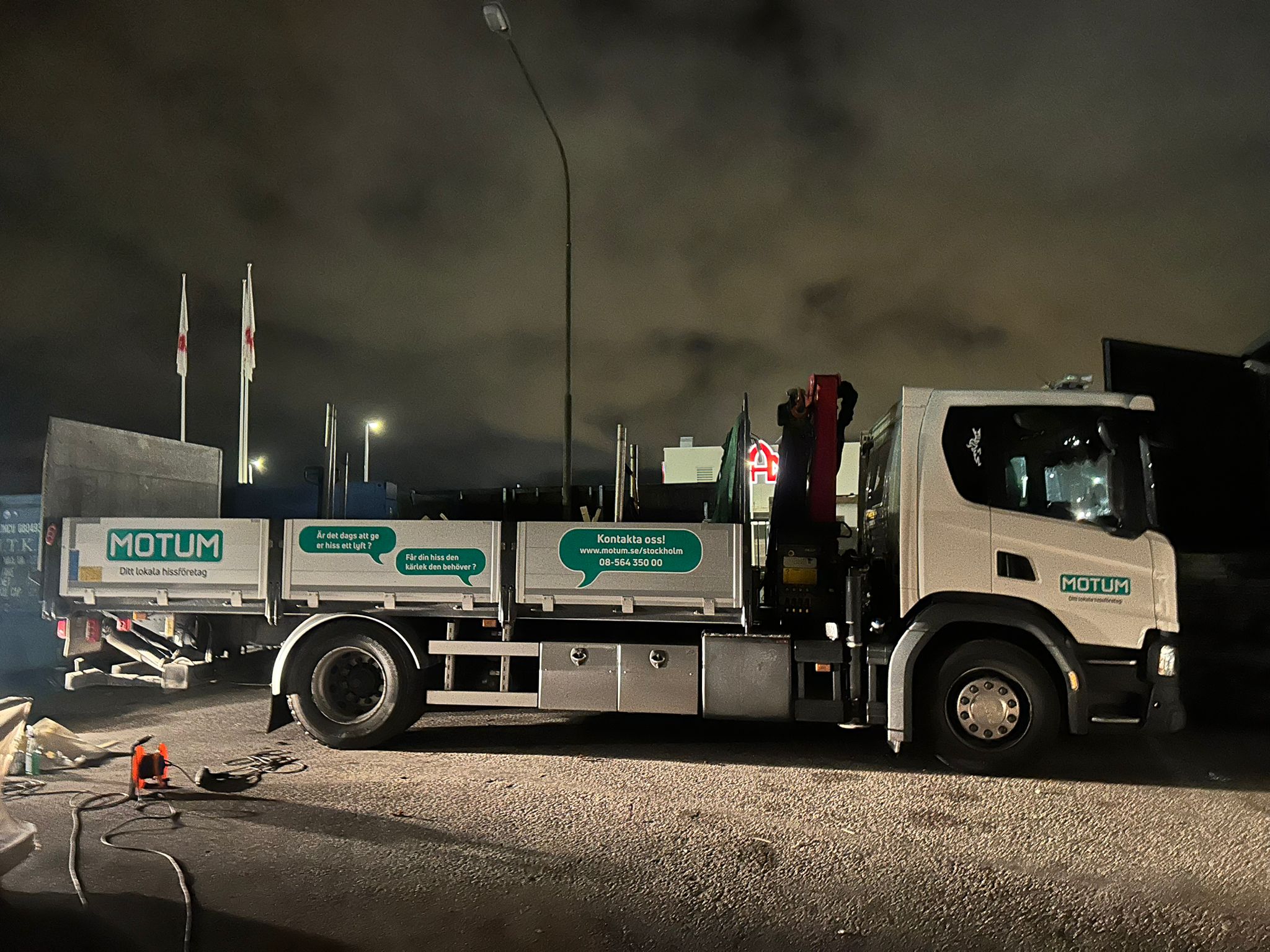 Bildekor på ny bil i Motums flotta, tryckt och monterad av JM Printsolutions i Stockholm