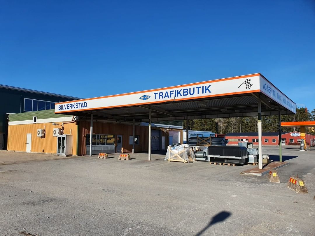Macken i Trosa efter skyltbytet med ny belysning