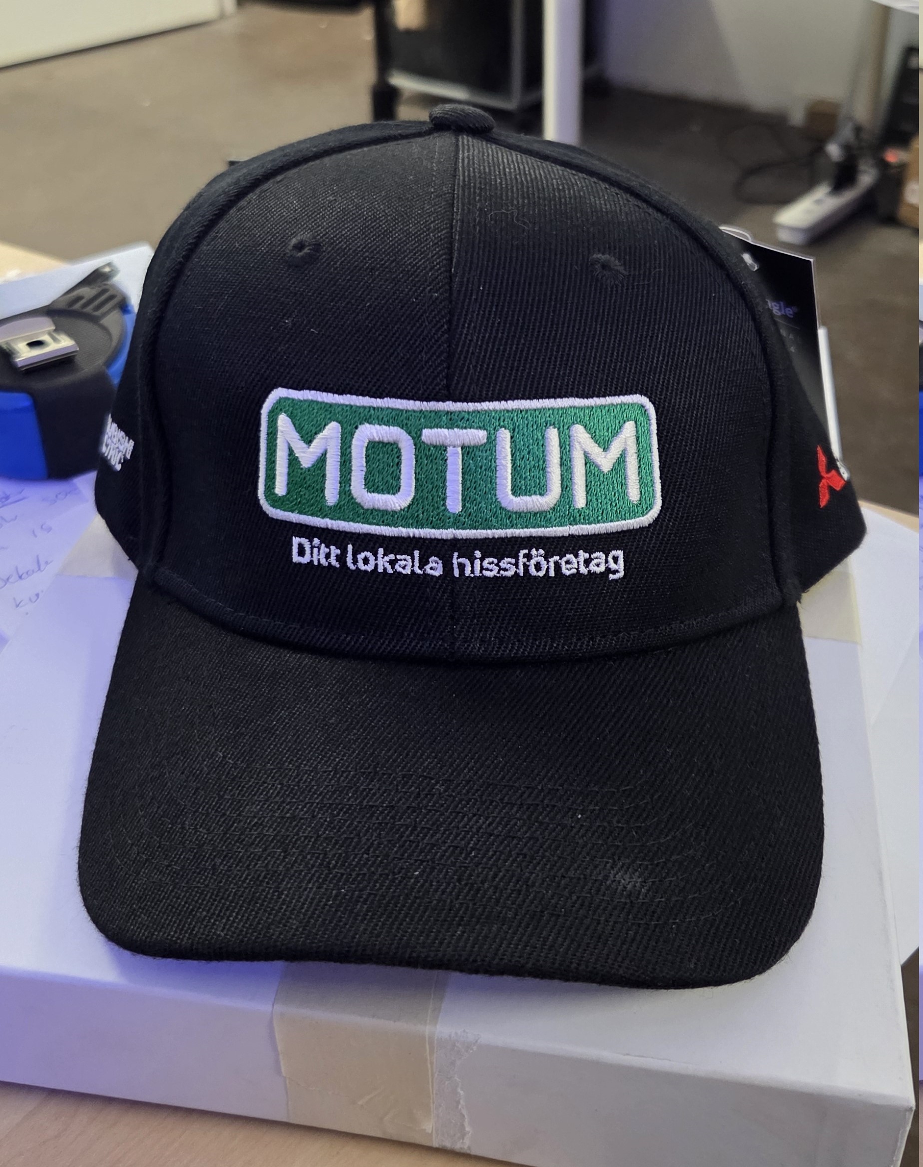 Profilkepsar till Motum för personal och utdelning på event, broderade i Stockholm