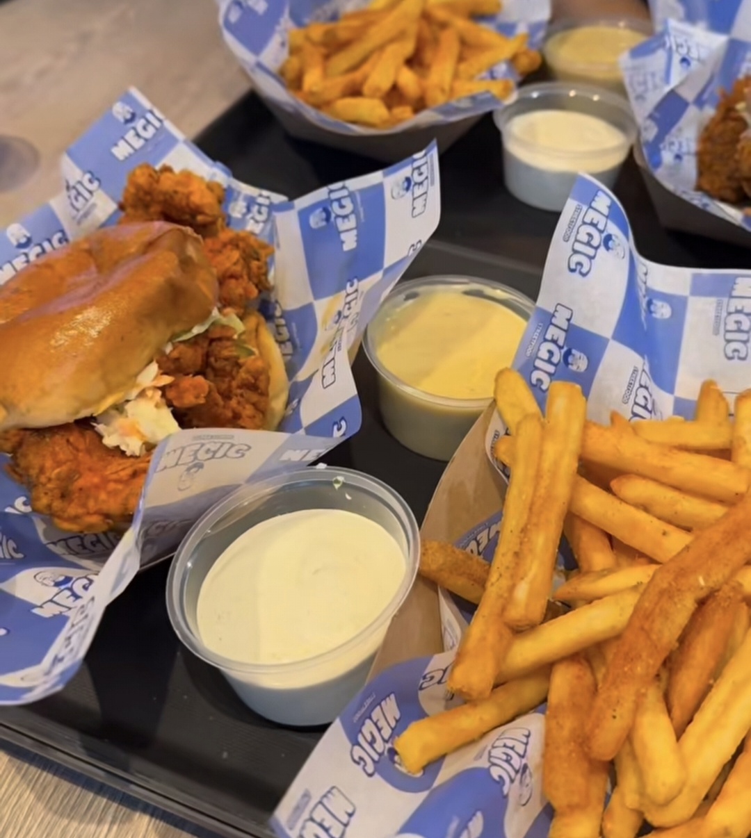 Bricka med burgare, pommes och saucer på tryckt wrappingpapper och brickunderlägg från Megic Streetfood