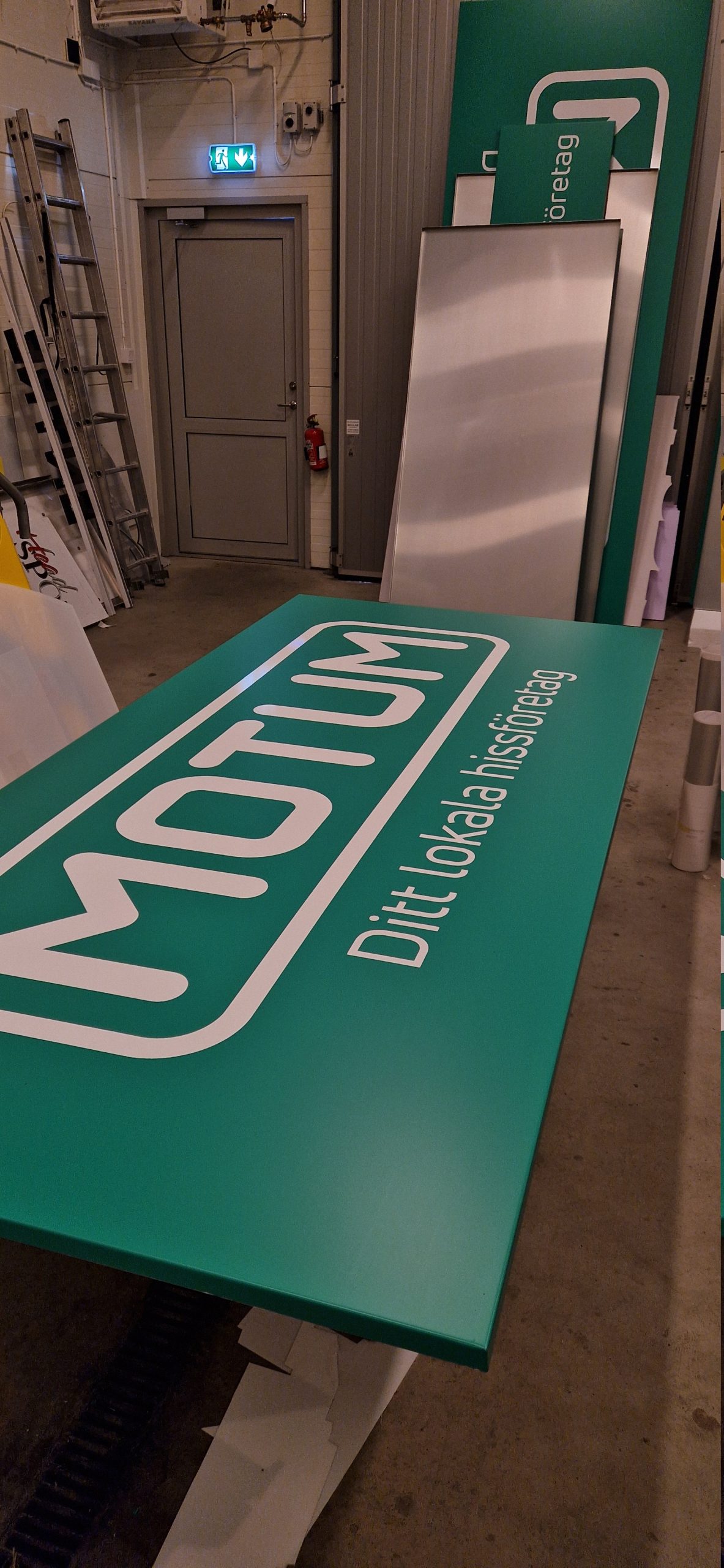 LED-plåtskylt i Motums profil, tillverkad och monterad av JM Printsolutions i Stockholm