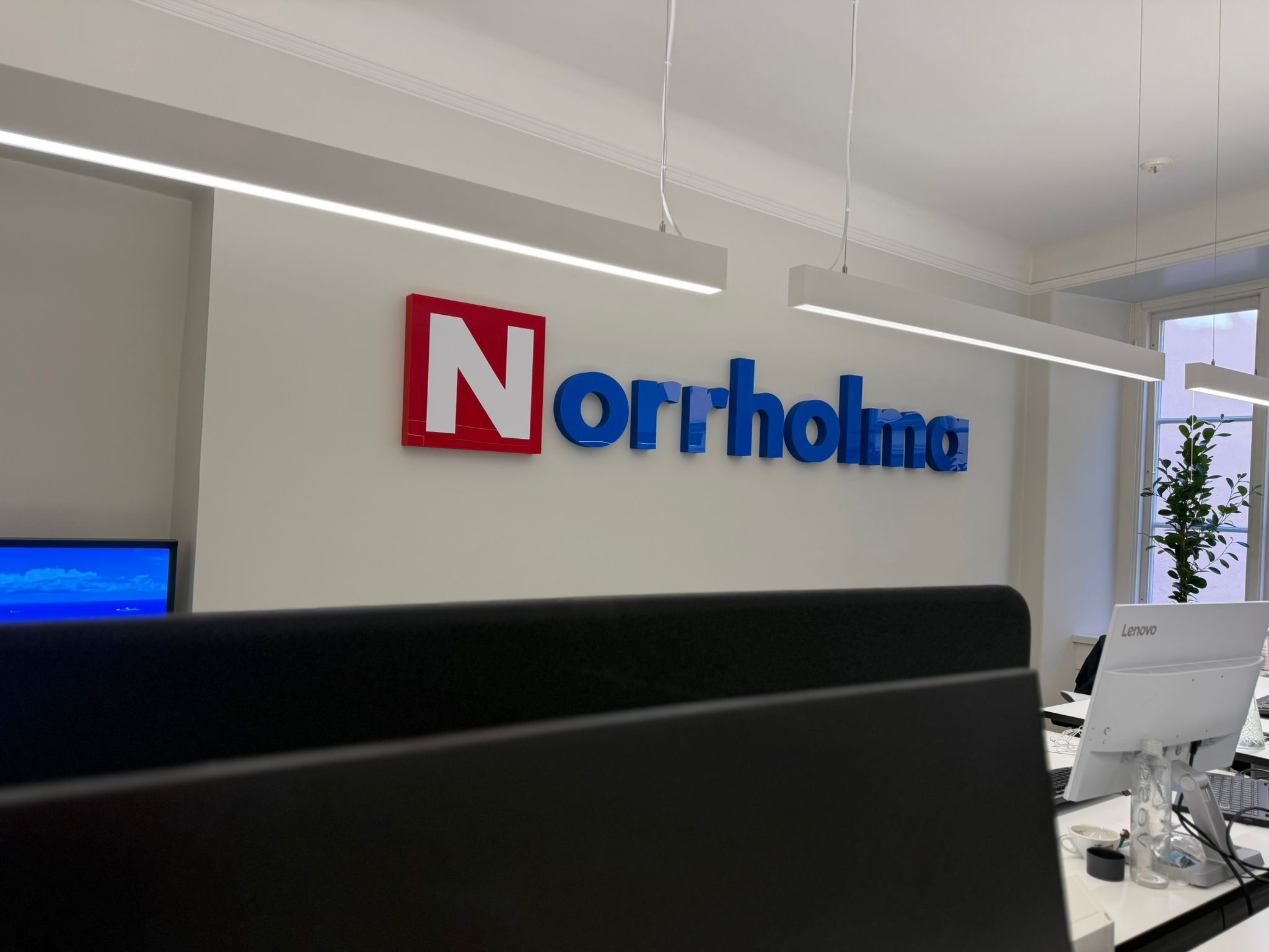 Inomhusskylt i frigolit med plexifront som ger djup och premiumkänsla på kontoret