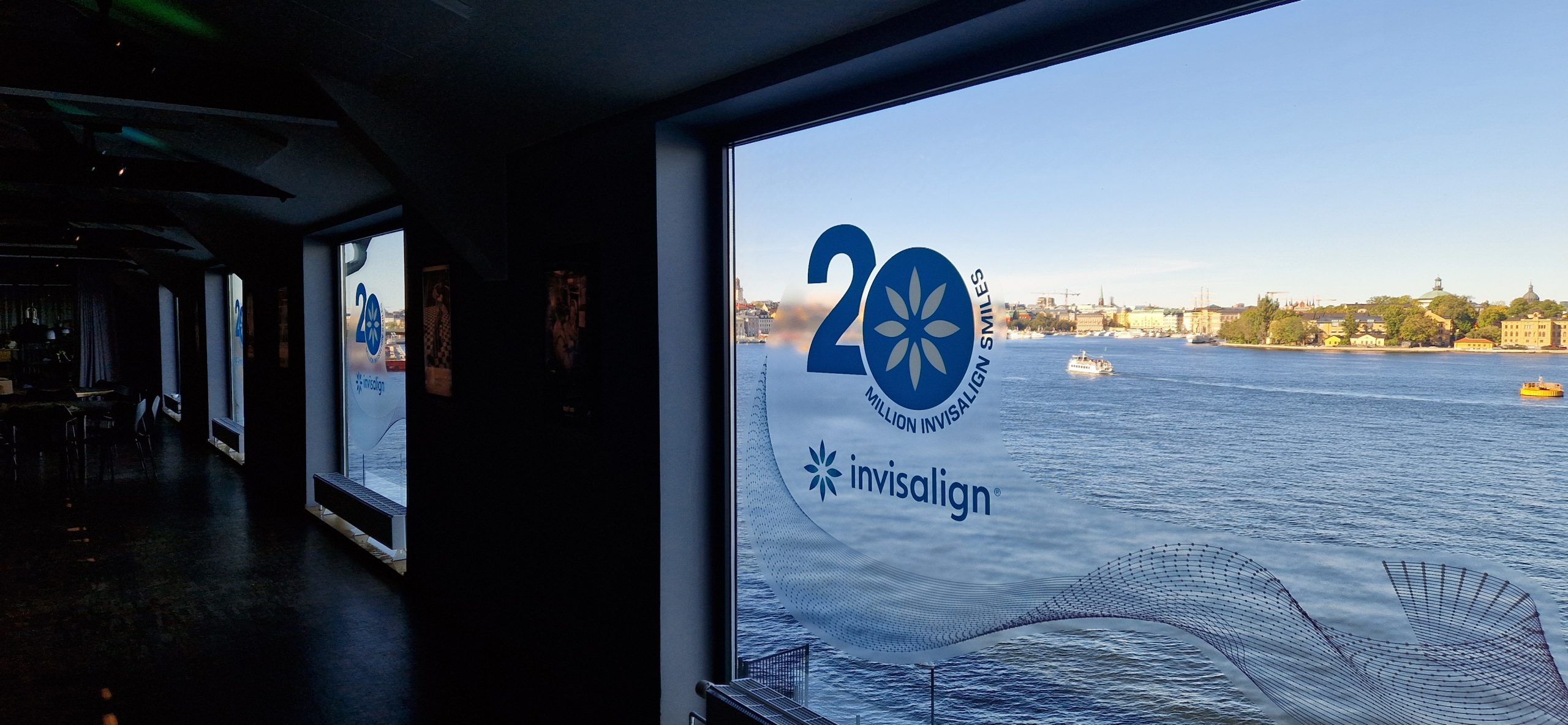 Montering av fönsterdekor på plats hos kund inför event, utfört av JM Printsolutions i Stockholm