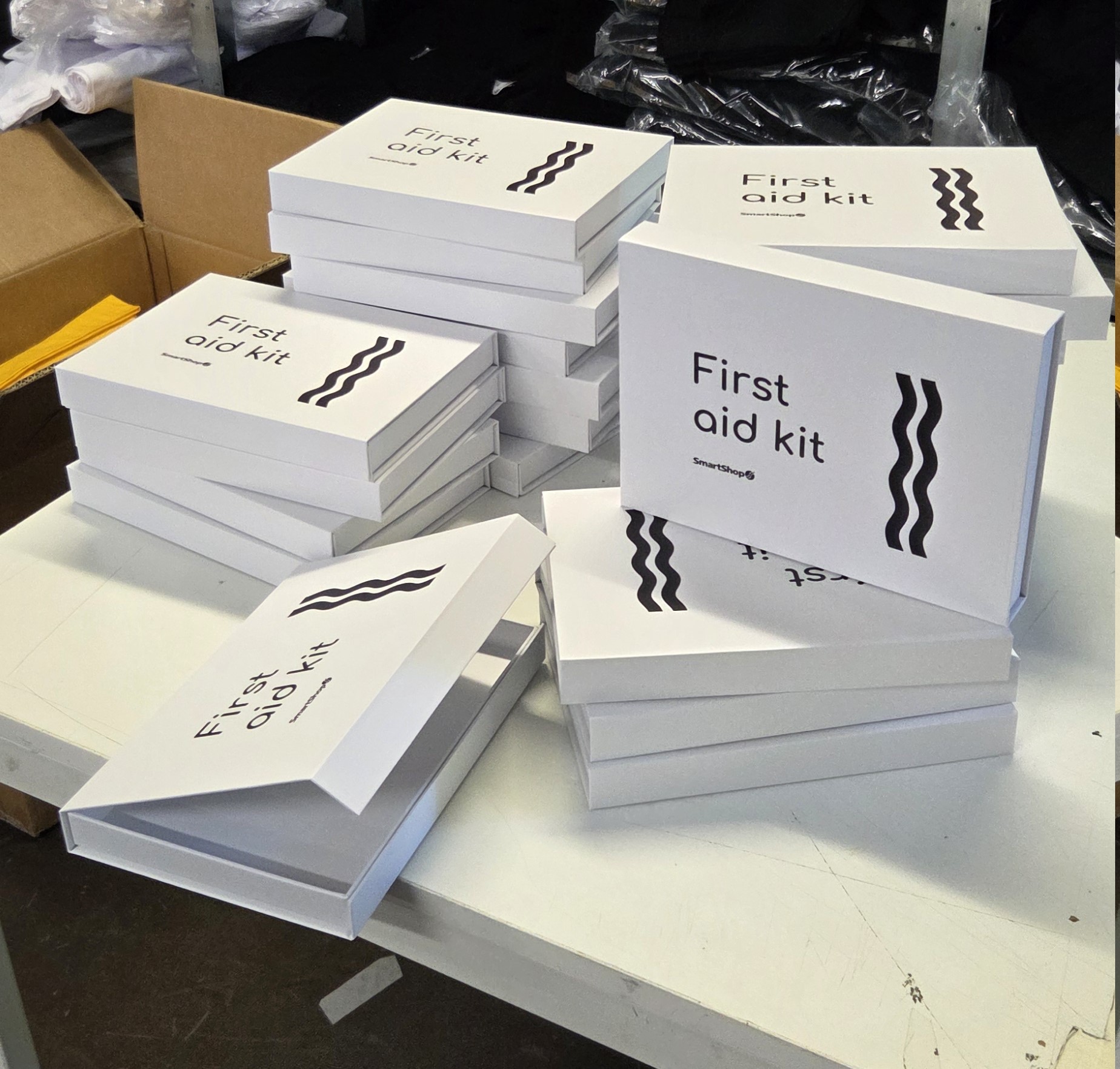 Premiumförpackning i form av rigid box med magnetlås och lyxkänsla, producerad i Stockholm