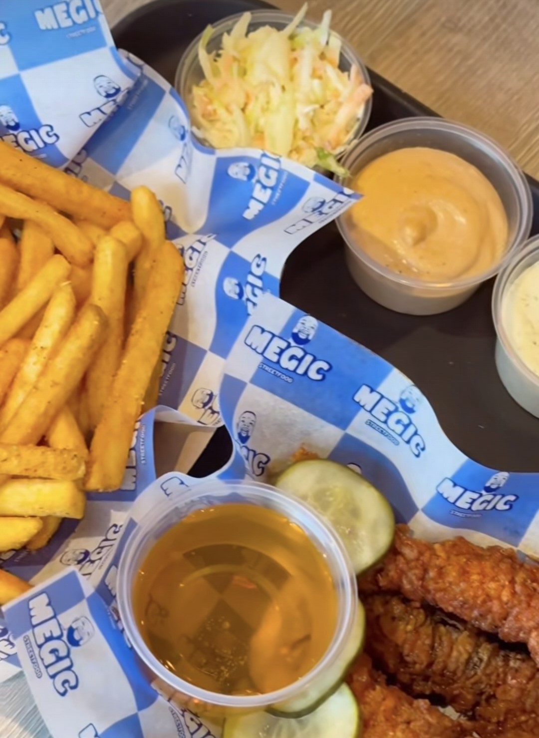 Tryckt brickunderlägg i blårutigt mönster med Megic Streetfood logotyp, pommes och saucer