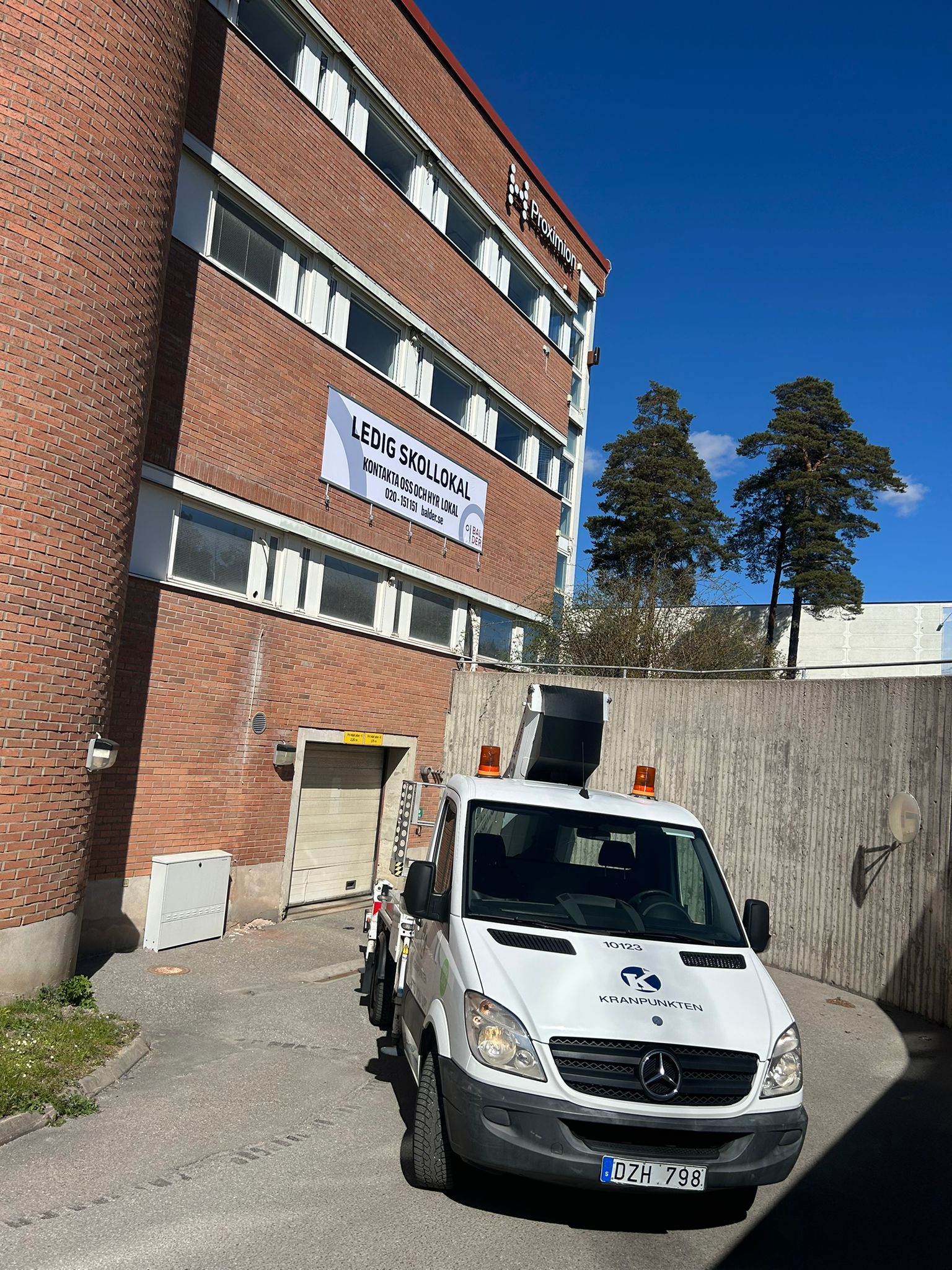 Montering av fasadvepa på byggnad i Kista, utförd av JM Printsolutions i Stockholm