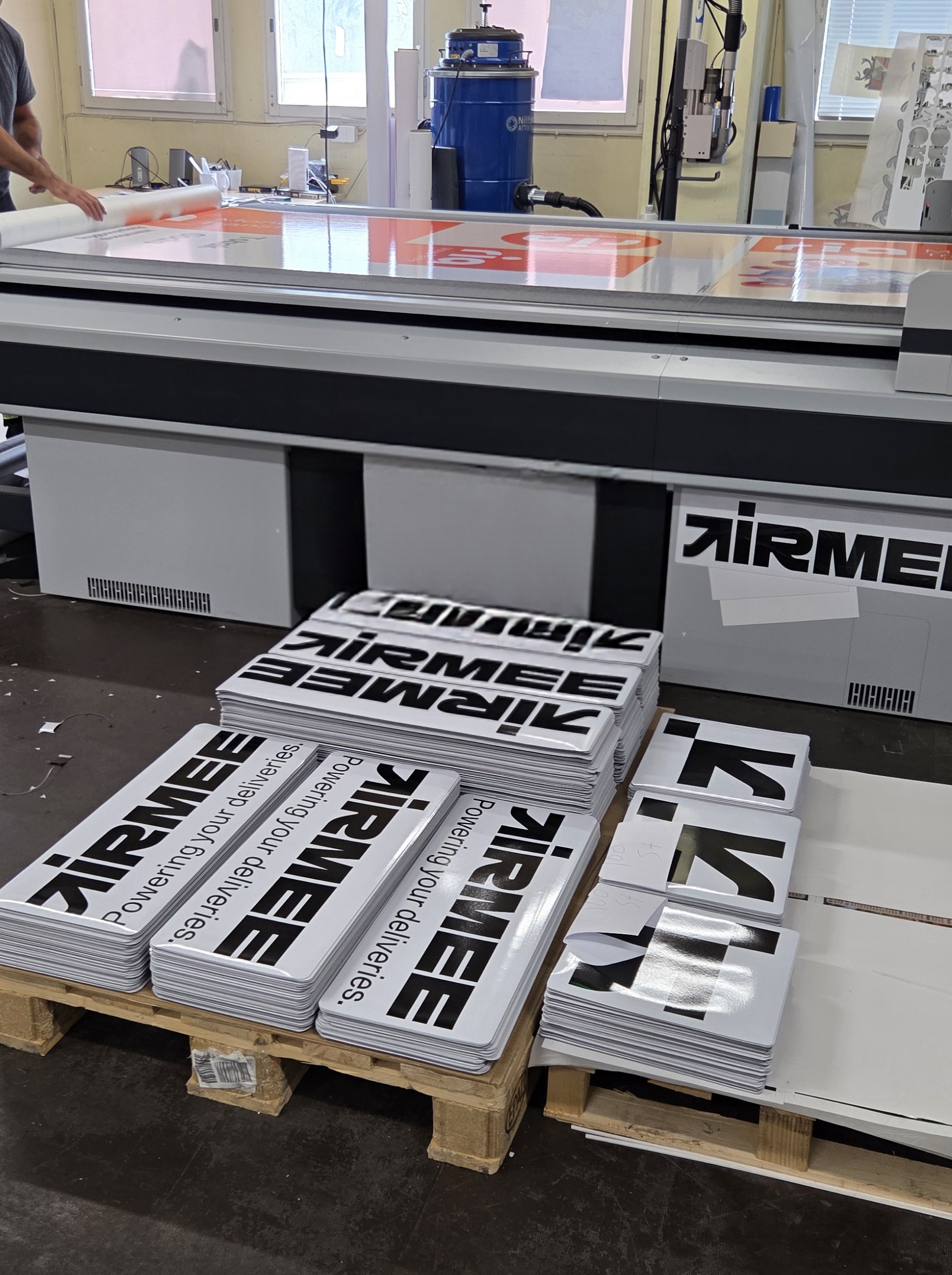 Bilmagneter med Airmees logotyp tillverkade av JM Printsolutions i Stockholm