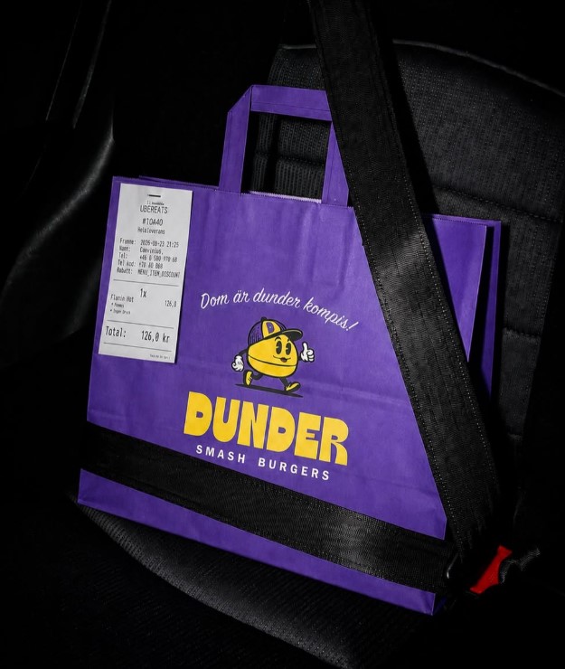 Tryckt takeaway-påse från Dunder Smash Burgers i en bil vid utkörning