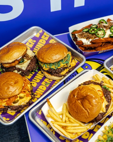 Smash burgers och pommes serverade på tryckta brickpapper och förpackningar från Dunder Smash Burgers