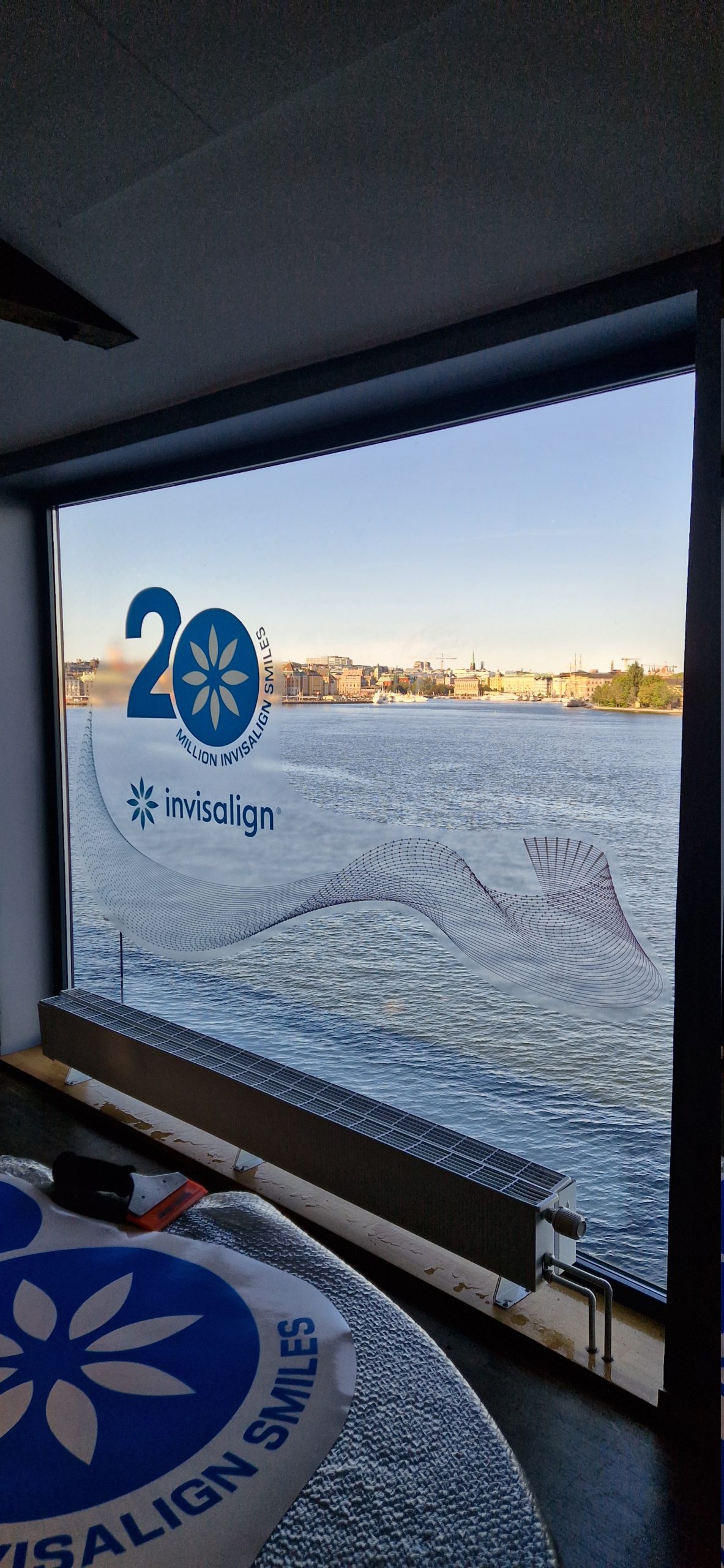 Transparent fönsterdekor som behåller utsikten genom glaset, monterad hos kund i Stockholm