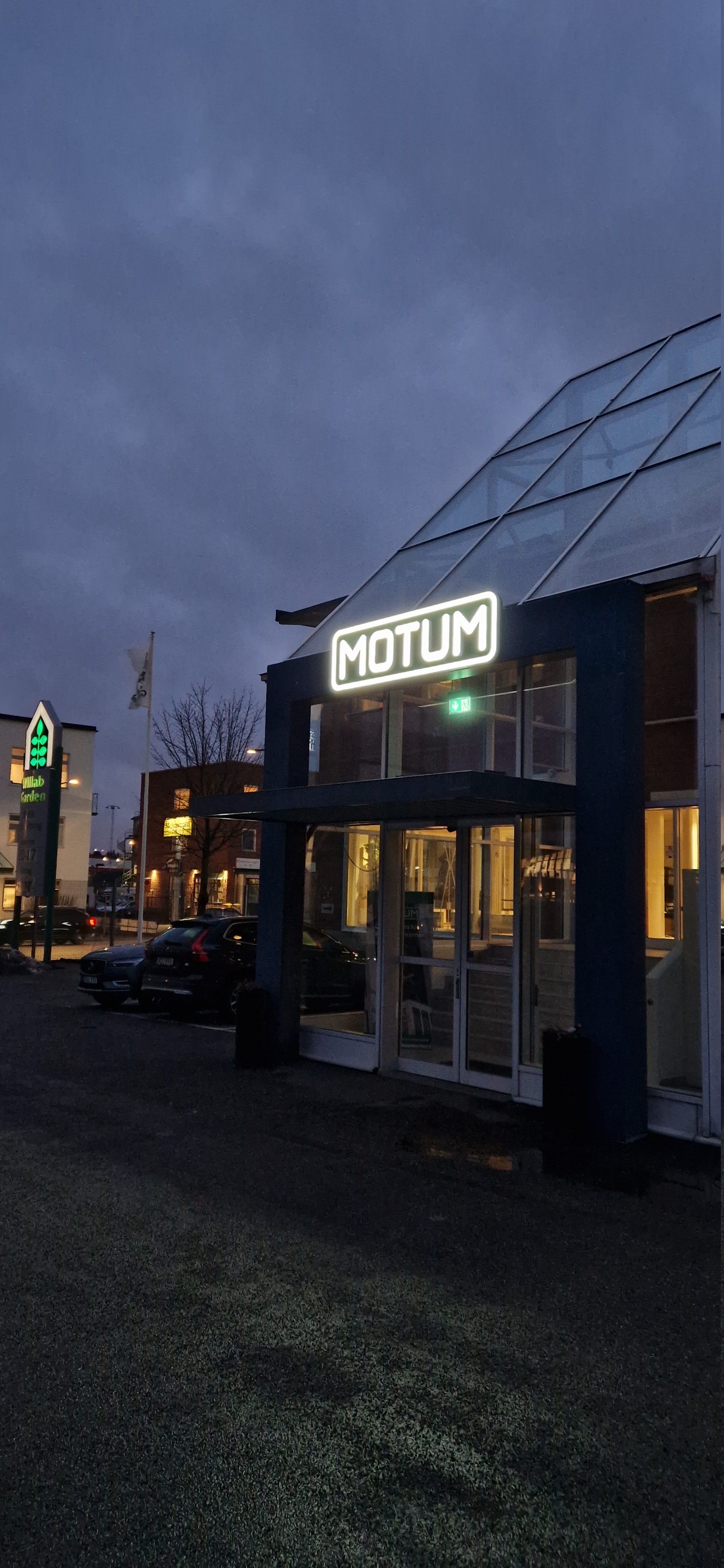 Montering av skylt hos Motum i Bromma