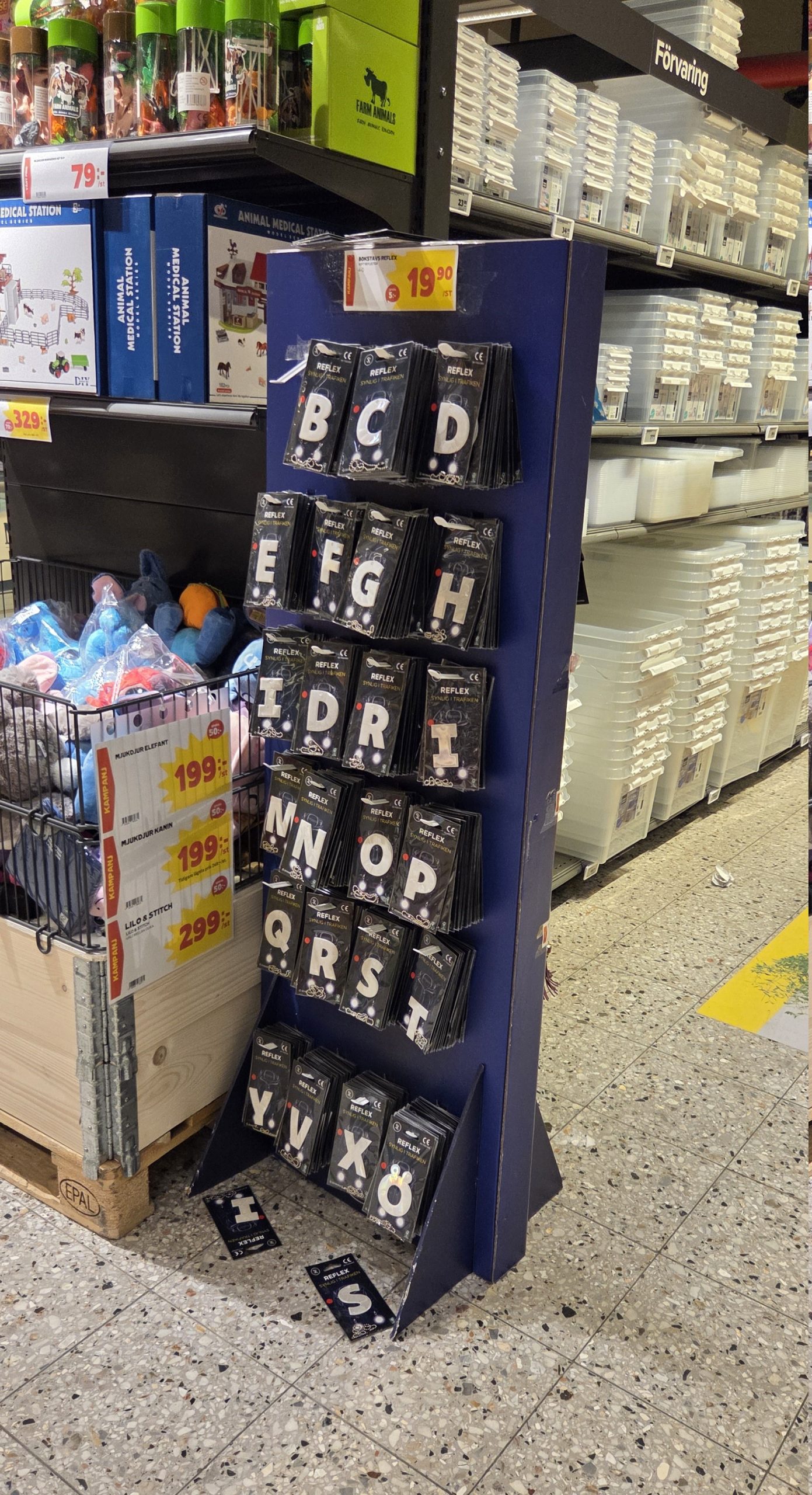 Golvdisplay i wellpapp med produkthållare för reflexer, tillverkad av JM Printsolutions i Stockholm för Stora Coop