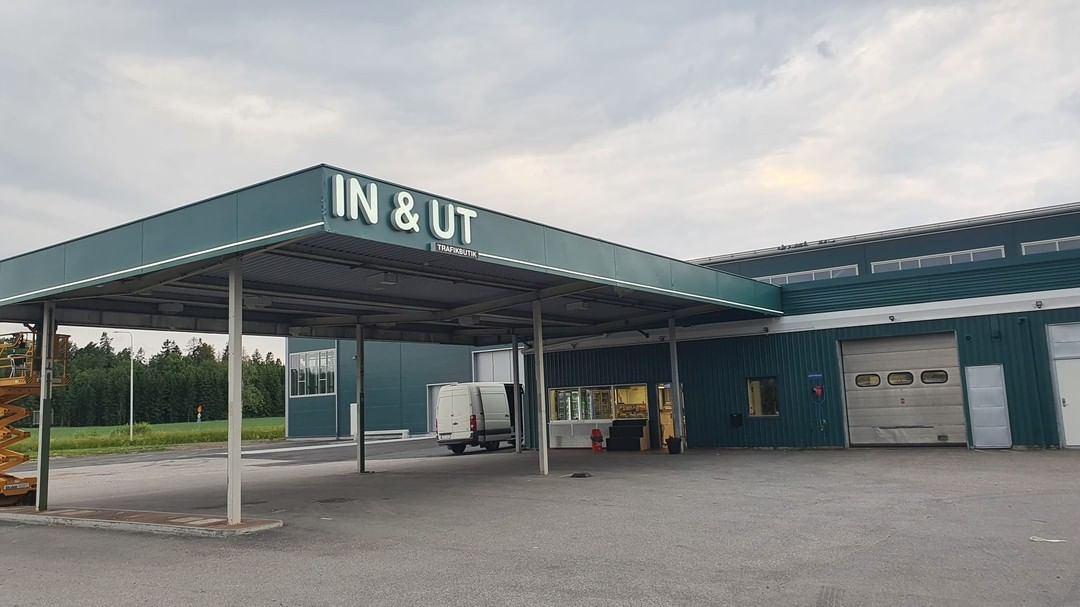 LED-rör monterade runt byggnaden hos IN och UT Trafikbutik i Trosa