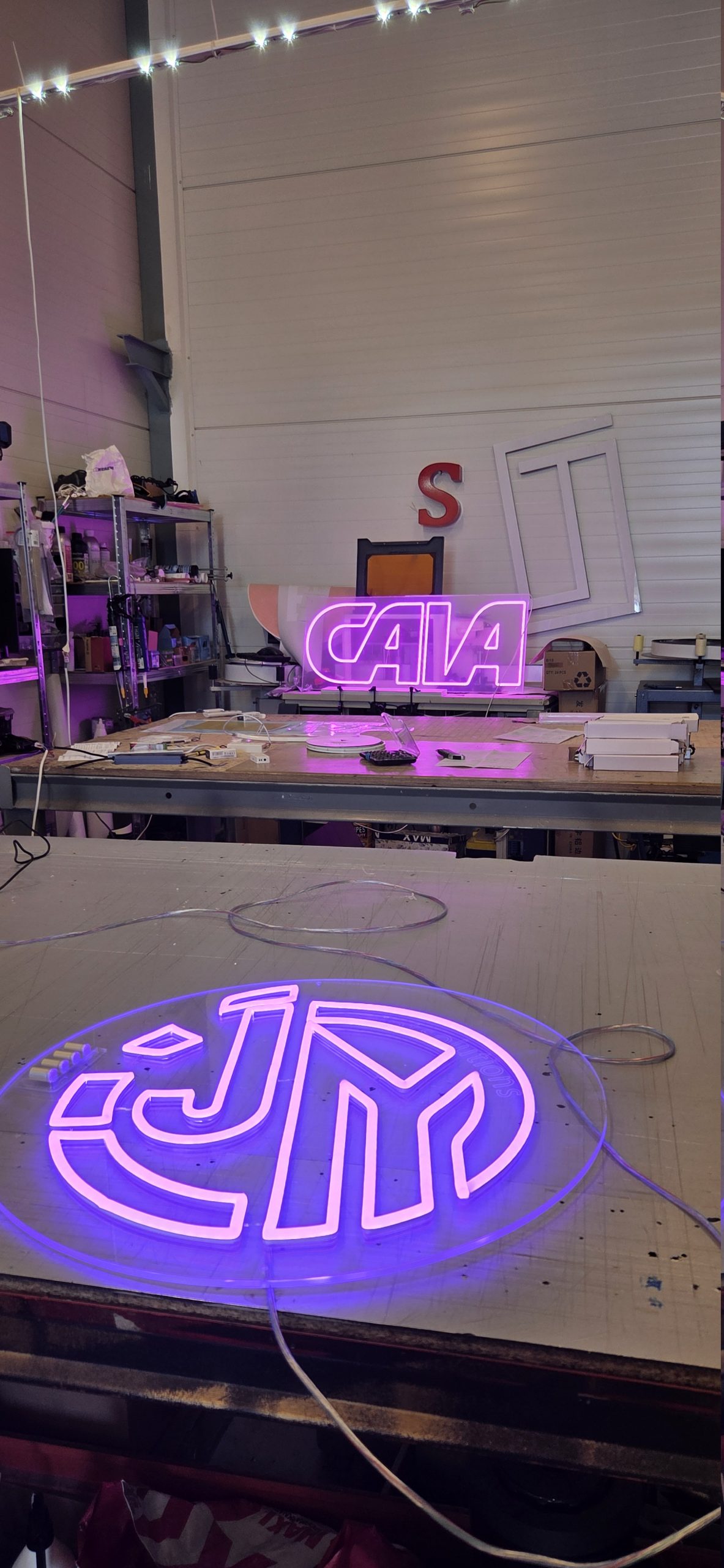 Neonskylt tillverkad av JM Printsolutions till Caias sommarfest i Stockholm