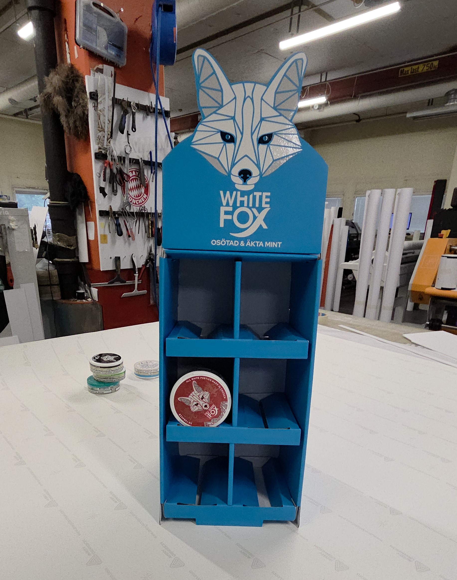 6-pack display till White Fox med UV-lack och soft touch-laminat, producerad av JM Printsolutions i Stockholm