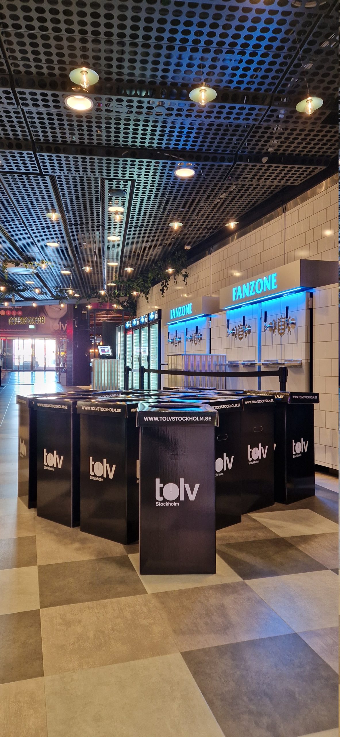 Papperskorg i wellpapp med tryck och lock till O'Learys Tolvan, tillverkad av JM Printsolutions i Stockholm