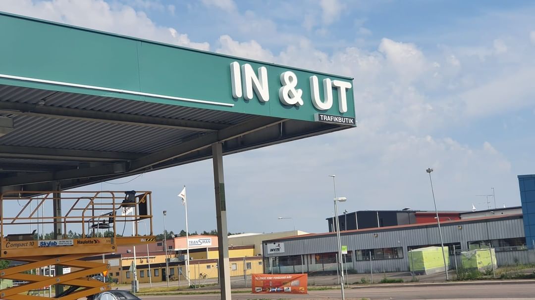 LED-skylt till IN och UT Trafikbutik i Trosa, producerad och monterad av JM Printsolutions
