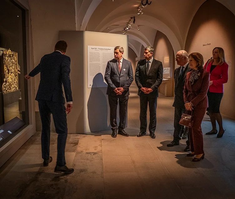 Utställningen på Armémuseum med tryckta bilder på väggarna