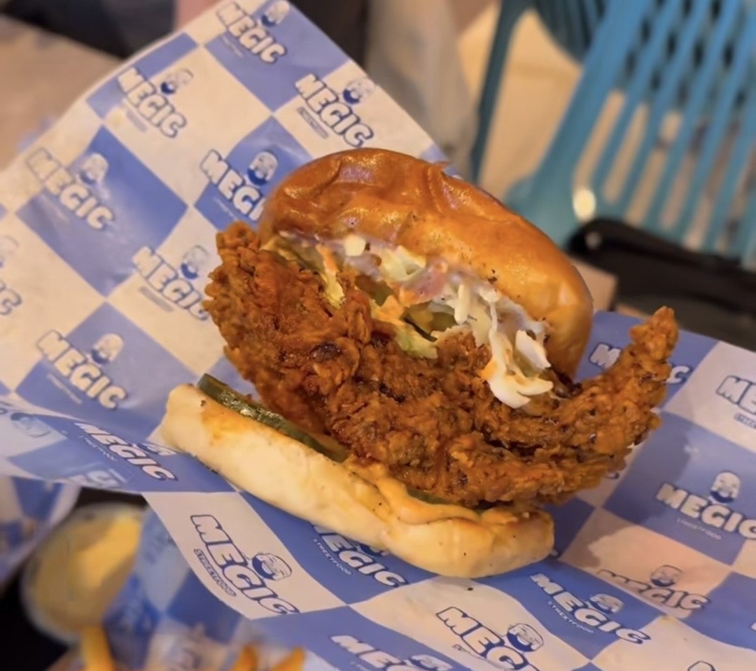 Burgare från Megic Streetfood på tryckt wrappingpapper med logotyp, tryckt av JM Printsolutions i Stockholm