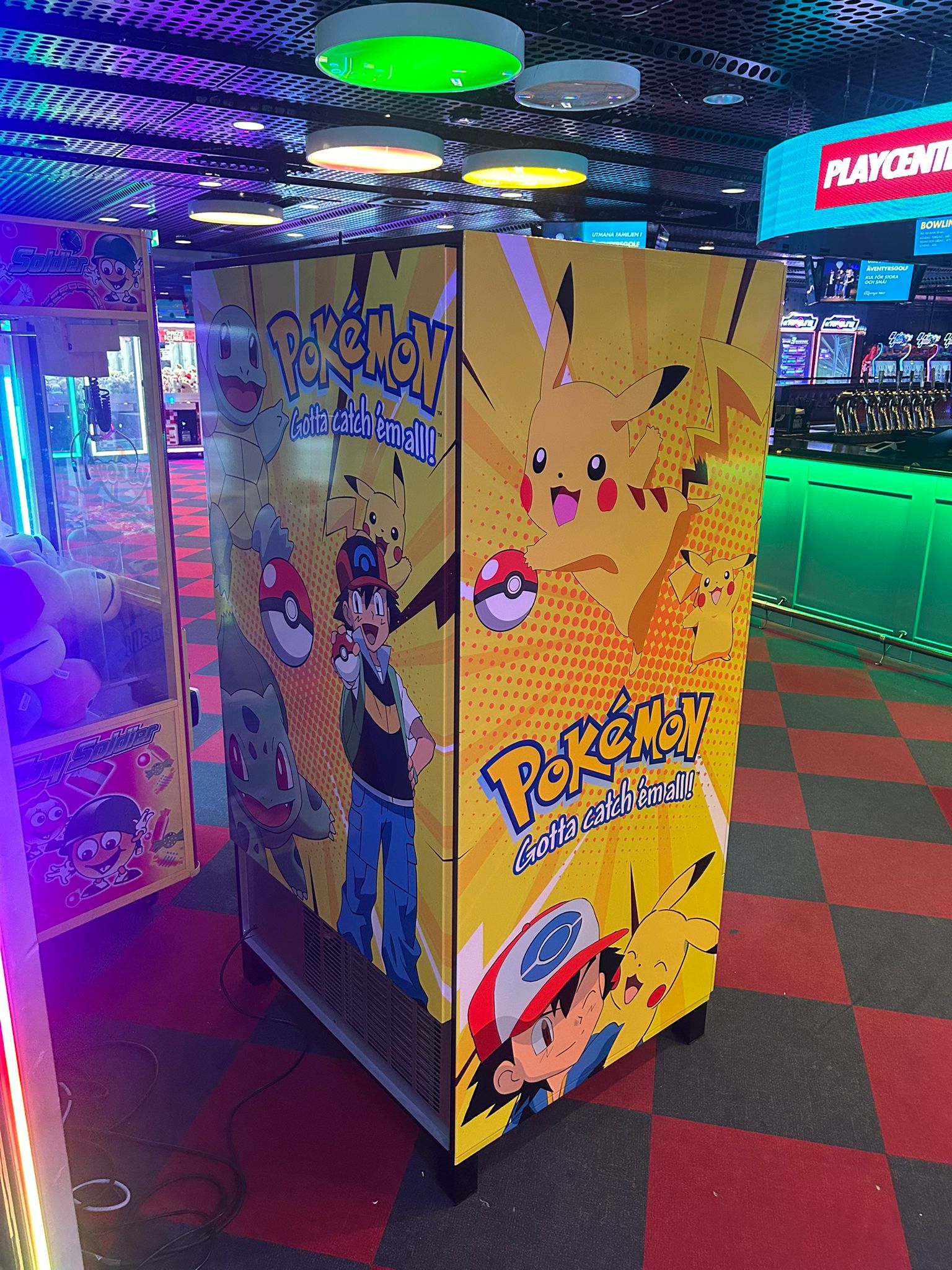 Spelmaskin folierad med Pokémon-dekor hos O'Learys Tolvan vid Globen, utförd av JM Printsolutions i Stockholm
