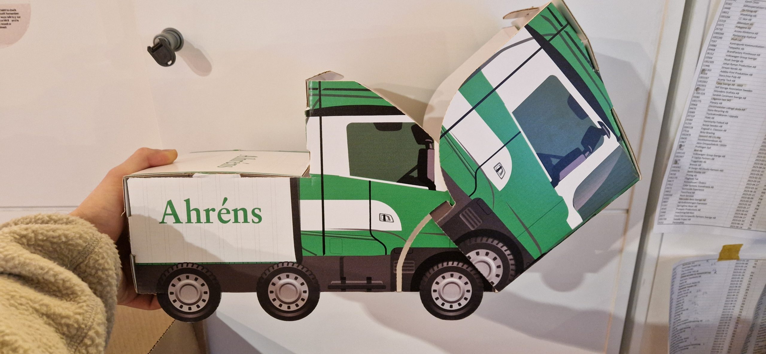 Lastbilslådan i kartong öppnad med plats för godis eller merch på insidan